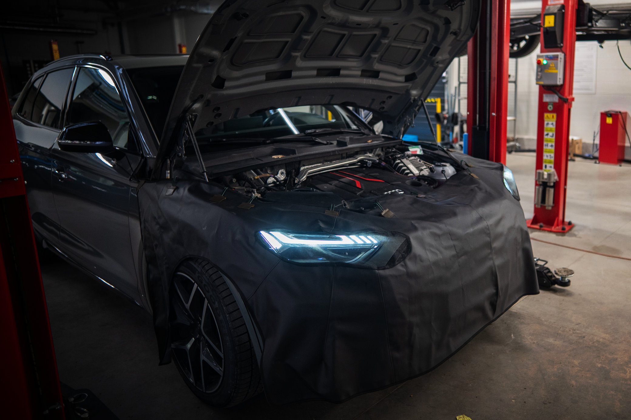 Audi Serwis uniesiona maska warsztat